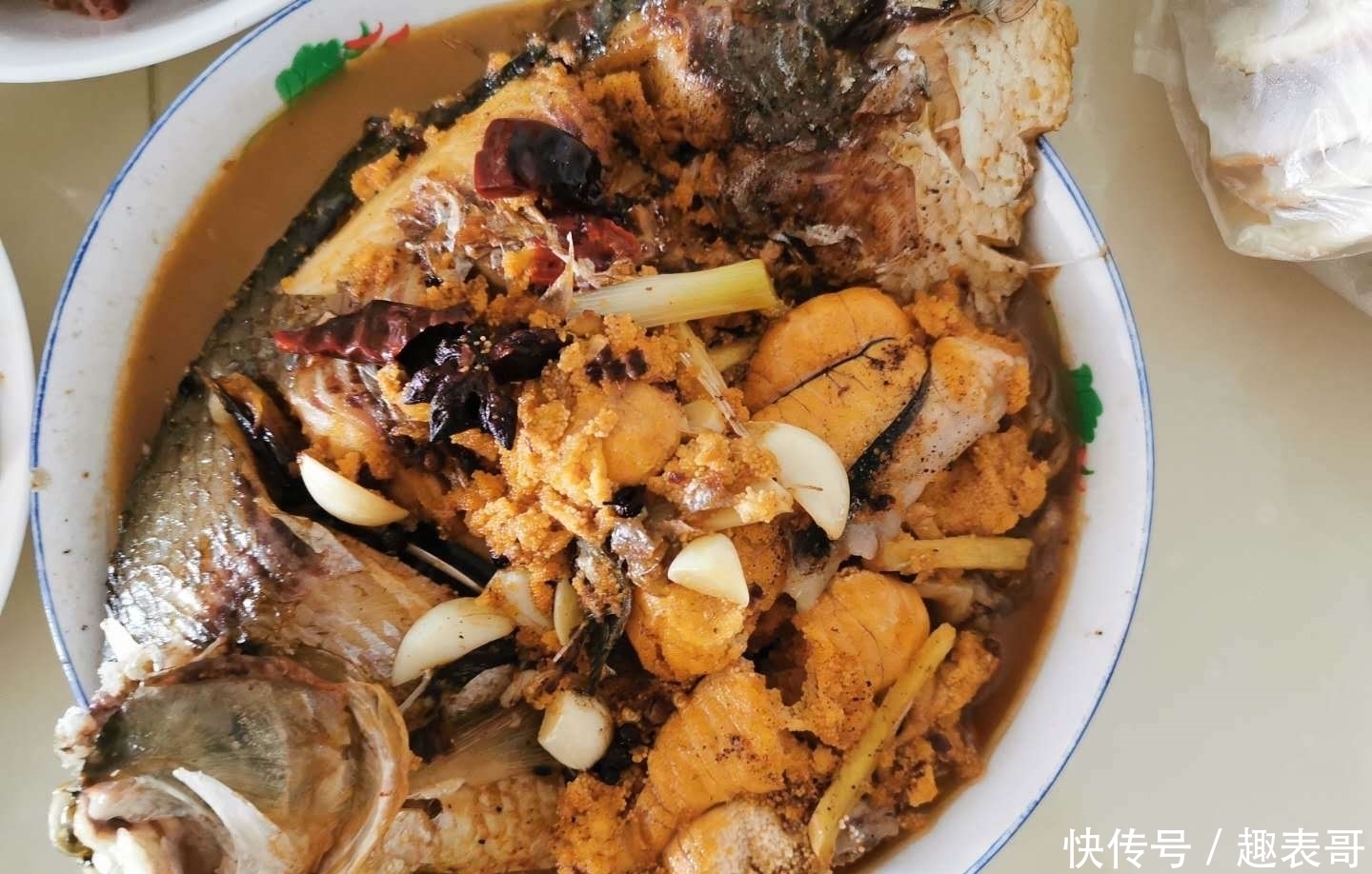  婆婆|婆婆花300元做了10道菜，一桌摆不下，儿媳这在南方要1000块