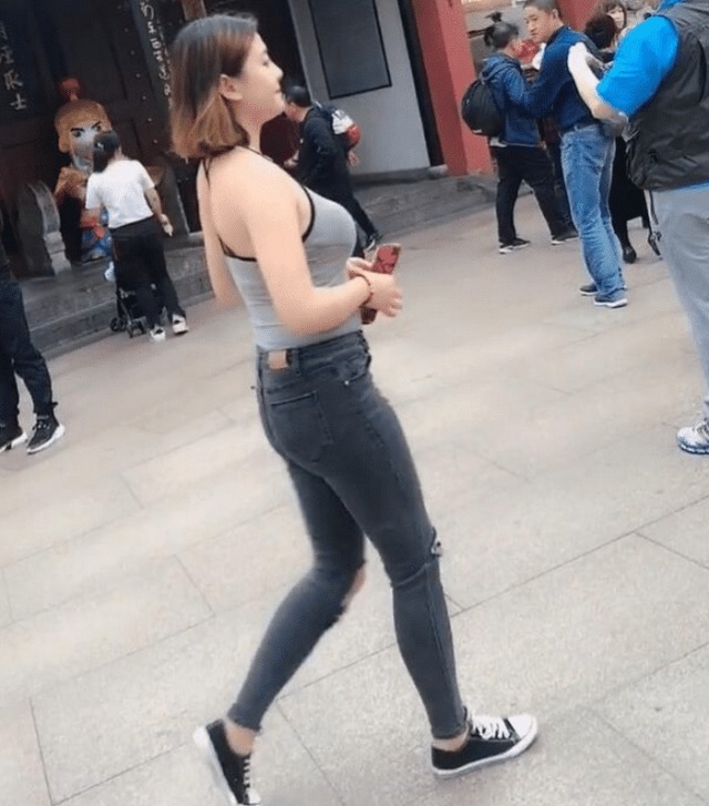美极了|街拍吊带上衣配牛仔裤,小姐姐如此穿搭美极了!
