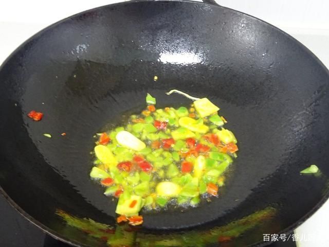  鱿鱼花卷|天一热，家里最馋这菜，鲜辣酸爽，肉嫩肥美，开胃下饭