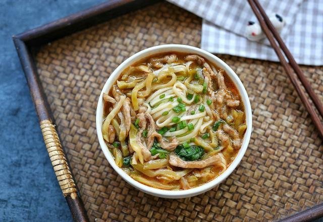 再配|榨菜别再配粥吃了,用来煮面味道更香,好吃到连汤汁都不剩