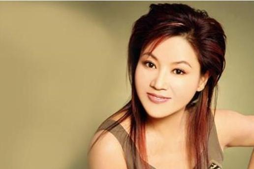 韦唯|出身军人家庭,打败毛阿敏韦唯,三登春晚成名,却遭遇丧夫之痛