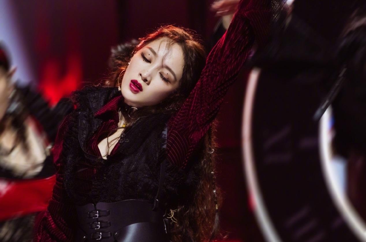 舞台|金莎三公舞台两次掉扇,失误太多下台大哭,队友蓝盈莹在笑什么