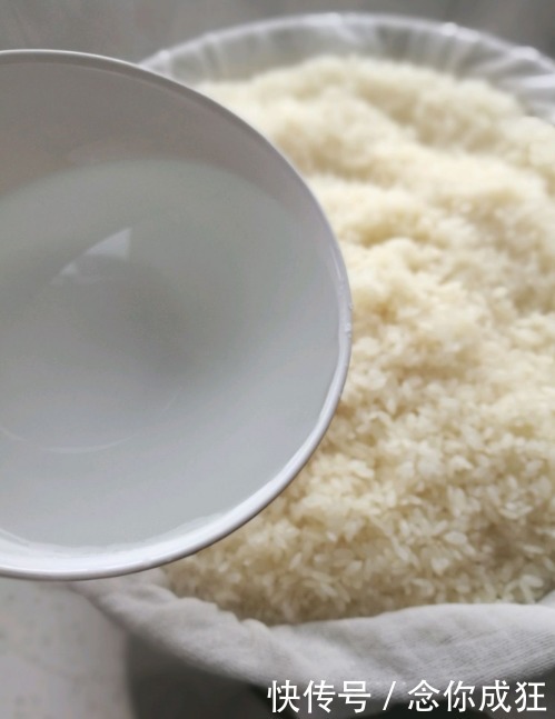 糯米|自制米酒,糯米蒸熟后别直接加酒曲!多做1步,又香又甜,酒汁多