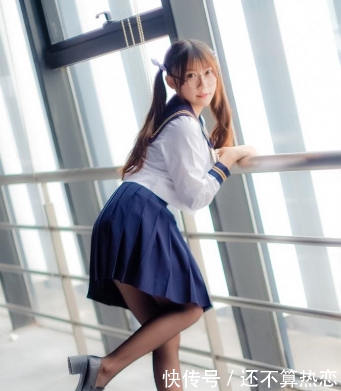 丝袜|你不知道的黑色丝袜配水手服的秘密