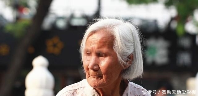 生活|两代人都在啃老,六旬老人无奈抹泪,年轻人却偏偏不以为然