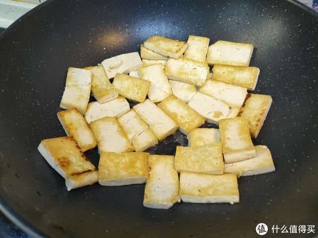 做法|适合新手的白菜炖豆腐家常做法,只需多加一味调料,汤白味鲜,好吃到汤汁都不剩