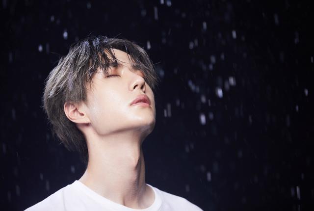  王一博|高冷话少的王一博，不适合做《天天向上》主持人网友说太适合了