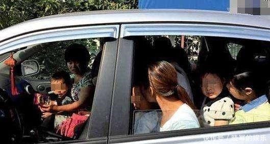  车上|车上坐满五个人，妈妈还抱着小婴儿，算不算超载