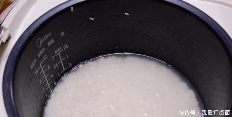 米饭|蒸米饭时加入这三样东西,蒸出来米饭比平时更好吃