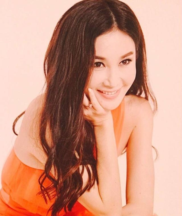 嫁入|星探发掘15岁一夜爆红,嫁入豪门17年后离婚,50多岁终成独立女性