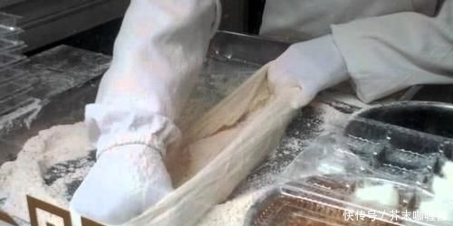 美食|大妈校门口卖“它”,成本8角,售价15元,2小时卖光3大桶!