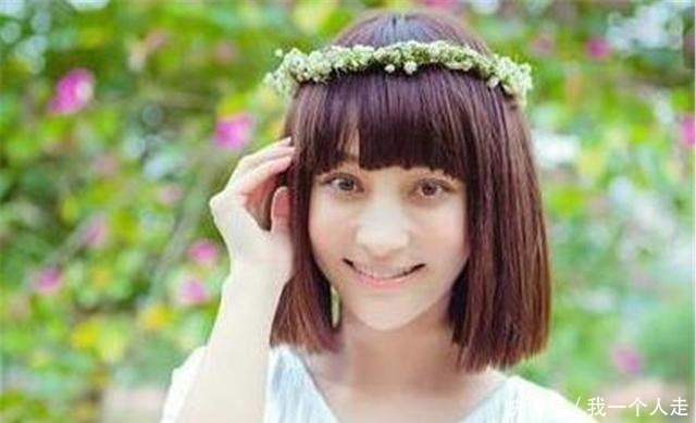 造型|姚笛独自一人现身机场穿着美艳如少女，整体造型却被面部状态毁了