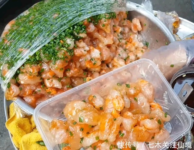 剩空盆|大婶摆个铁盆卖“它”,一斤150,路人看见就买,来晚就只剩空盆