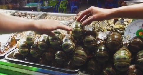 朋友|朋友去泰国吃海鲜，一只龙虾有10斤，拿了3只，结账时让人无语