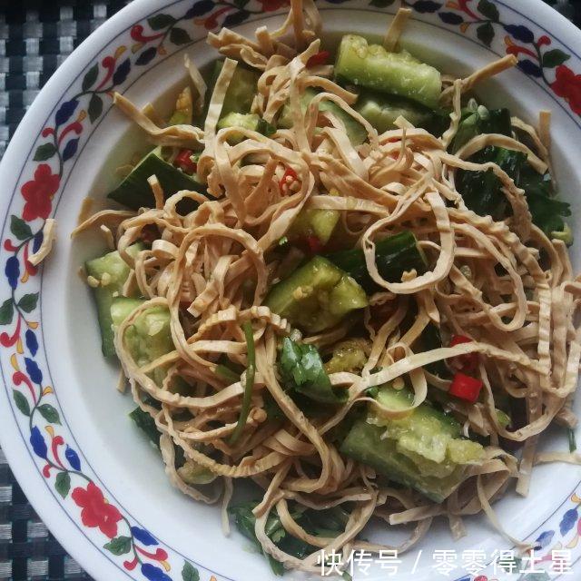  酸辣|小米椒黄瓜拌豆腐丝，酸辣中微麻，秋黄瓜又嫩又脆