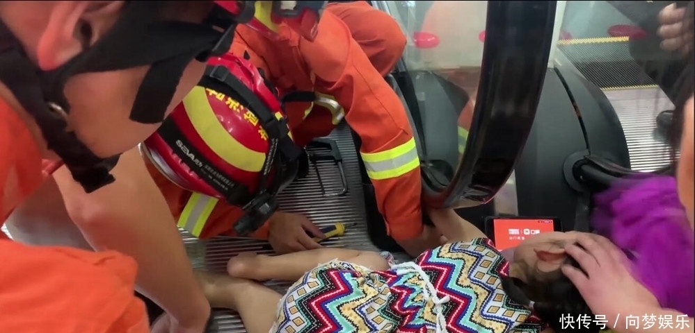  半空中|熊孩子图省事钻道闸栏杆，不料被吊起来，半空中满脸“生无可恋”