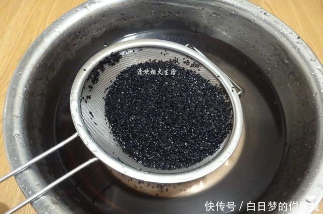 芝麻丸|夏天阳光好赶紧做它,做一次吃半年,每天吃气色好,头发乌黑亮泽