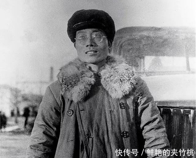 茶几|这位战斗英雄去主席家做客,因为太紧张,一脚把茶几踢翻了