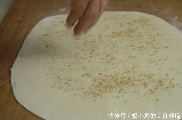 酥脆|幺妹多年的烙饼经验,多放一种食材,酥脆又松软,手一捏直掉渣