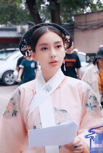 清宫|baby首次挑战清宫装,有谁注意她脚上的鞋子这才是对古人最大的尊重