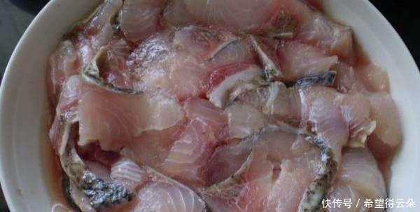  鱼片|做酸菜鱼时，最忌鱼片直接下锅！学会厨师这一招，鱼片完整又嫩滑