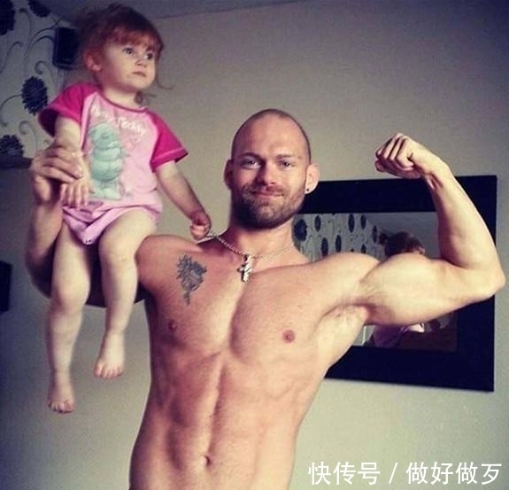 全程|爸爸带女儿坐地铁，全程一小时无人让座，一个举动让全车人动容