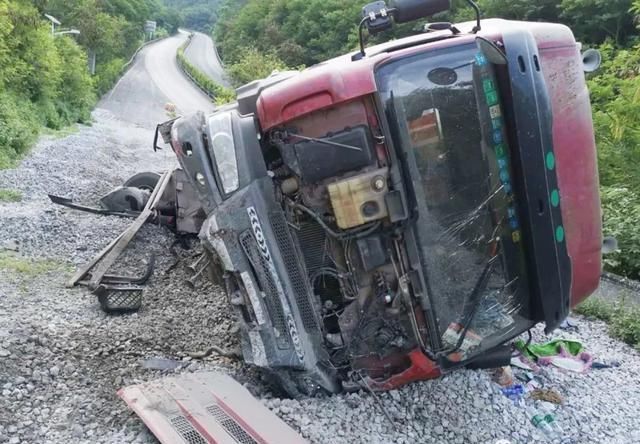 报警|广昆高速一货车侧翻5小时才报警,交警一问 司机慌了