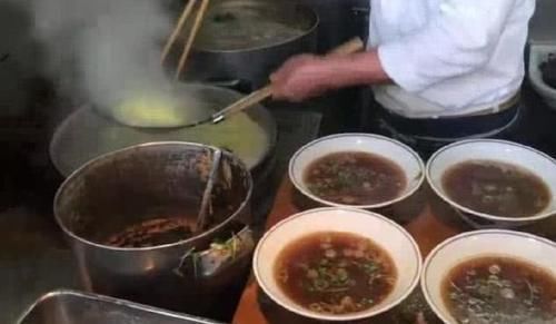 食物|10元1口的面你吃过吗大哥小摊开了12年，食客天天排队还买不到
