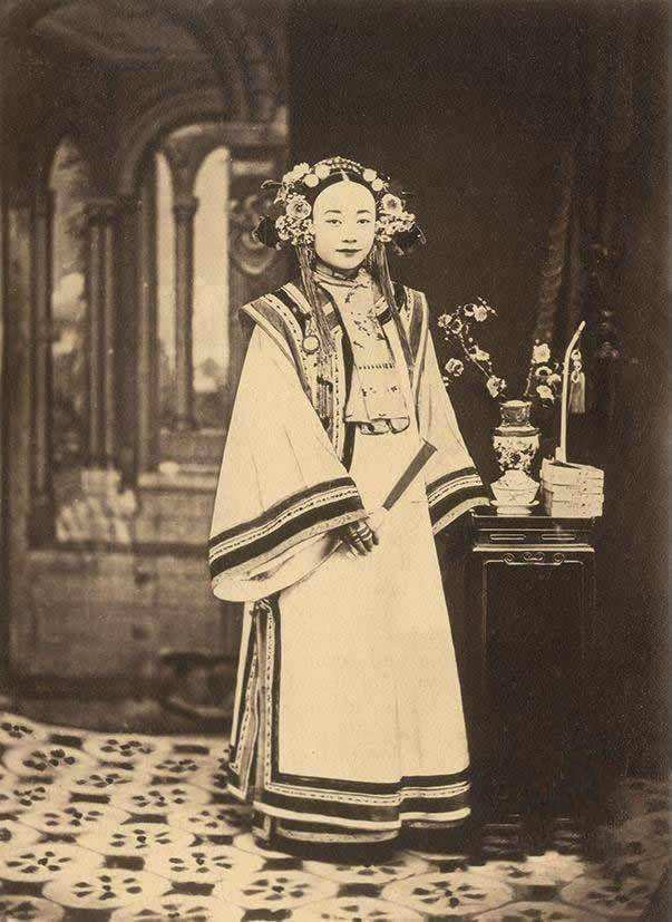 浪漫|妹妹先出嫁，姐姐忌恨找个好人家，等自己出嫁，却憎恨丈夫太浪漫