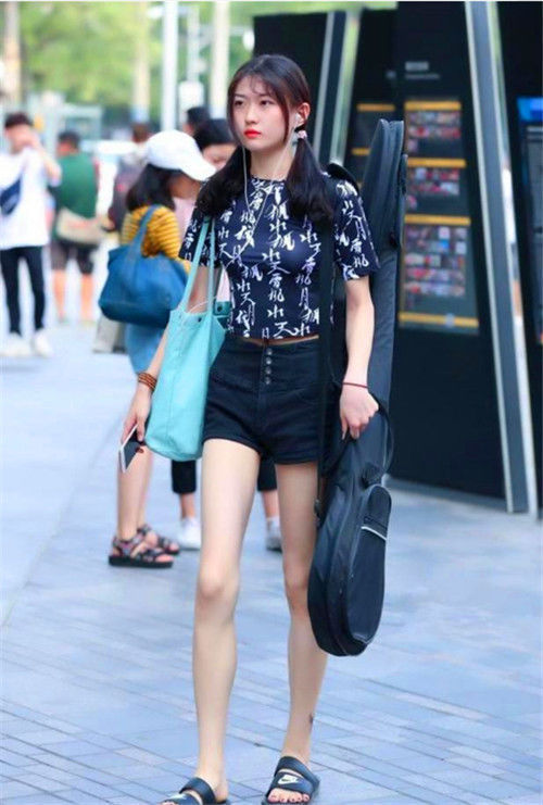 衬衫|街拍:小姐姐紫色衬衫搭配黑白豹纹的短裙,时尚又很有个性