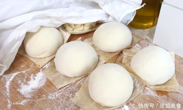 面粉|蒸馒头时,不要直接加酵母,教你3个小技巧,馒头又白又软又香!