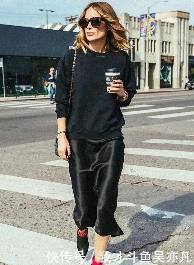 卫衣|卫衣+半裙=早秋最火混搭套路,时髦炸了