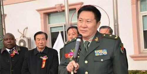  冒充|他冒充军人行骗15年，结果却入戏太深，被捕后：你敢对少将动手？