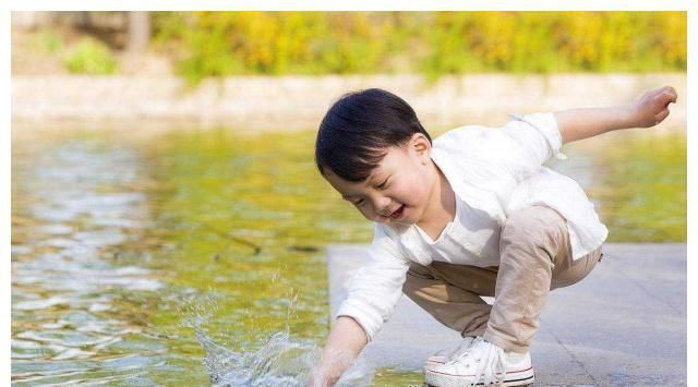  孩子溺水|一盆卫生间里的水，夺走孙子的命，奶奶“节约”导致全家心痛