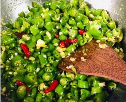 脆爽|86岁奶奶腌的“神仙辣椒”,随腌随吃,酸辣脆爽,一盆不够吃三天