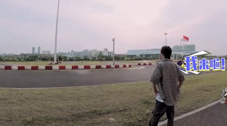  节目组|王一博喜提迷弟叉腰式帮吹牛，被捧杀吓到惊慌紧急澄清，却害羞了