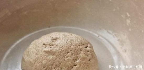  扔掉|不要扔掉剩下的面包屑，把它们和面粉混合，揉成豆子