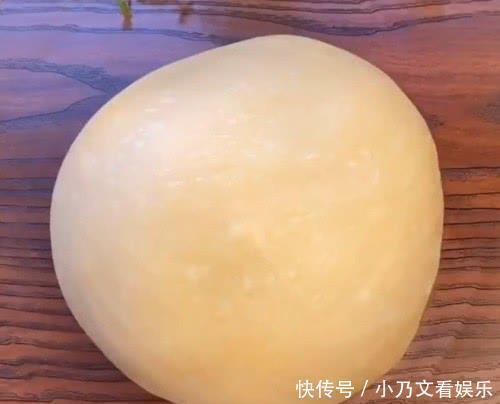  面包|3个鸡蛋1碗面粉，不用烤箱也能做面包，比买的还蓬松暄软，孩子最爱