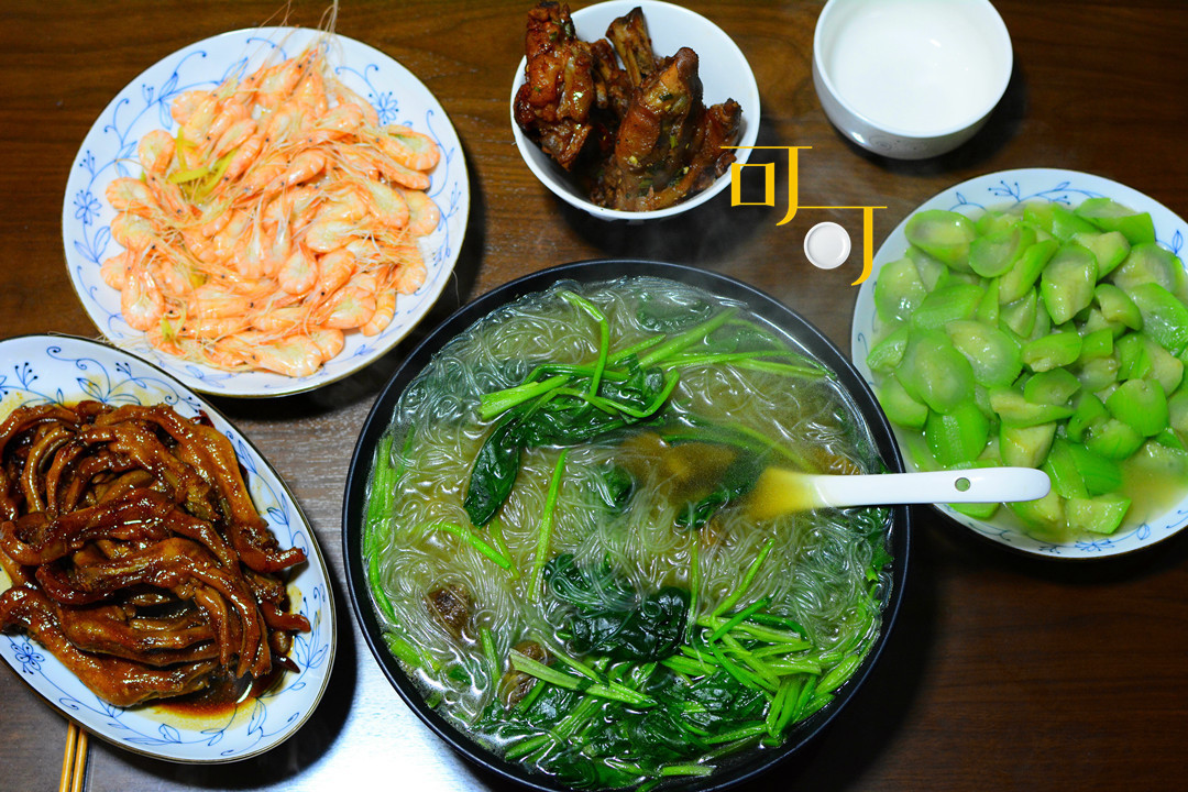 鸭掌|晒晒我家的冬日晚餐,五个菜里有荤有素有海鲜,啃着鸭掌聊着天