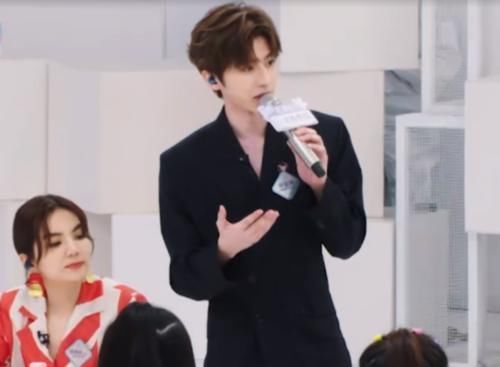  登场|《青你2》预告蔡PD初次登场，有谁留意到他穿搭帅到心动