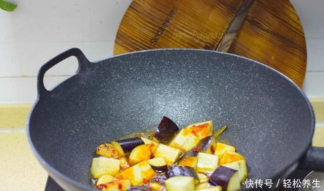 主食|又发现一个茄子的做法,跟它一起烧,简单美味还能当主食