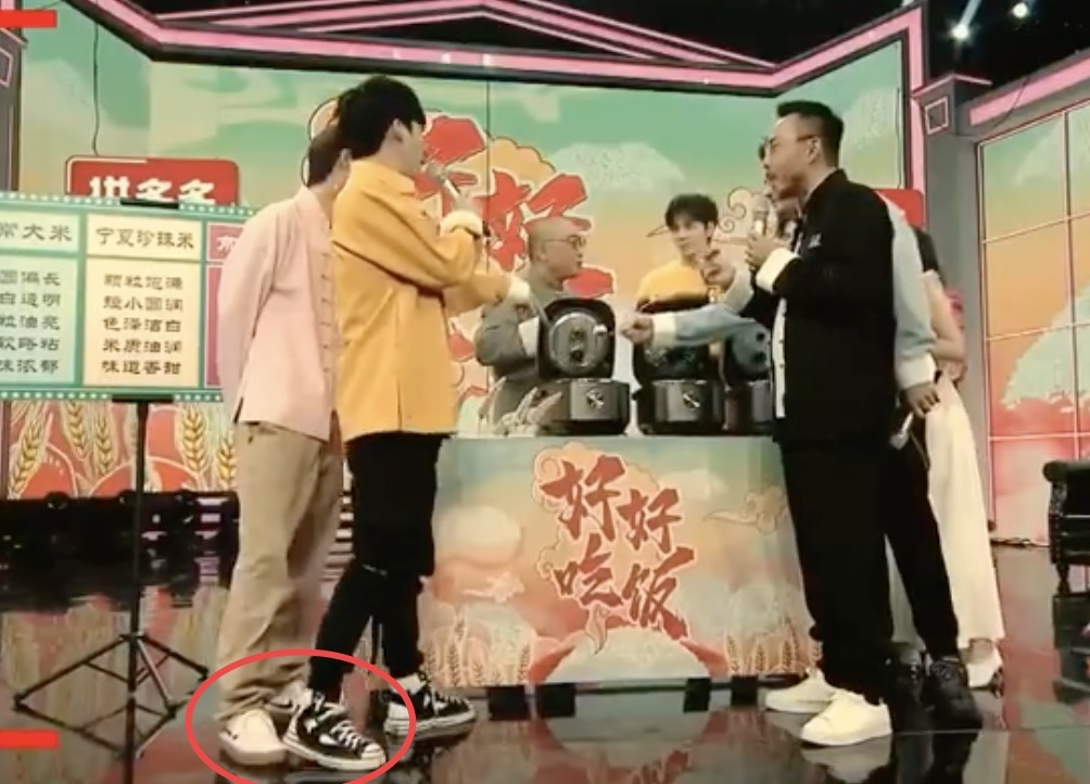 小心|大张伟不小心踩到王一博,就被汪涵踢了一脚,《天天向上》变了!