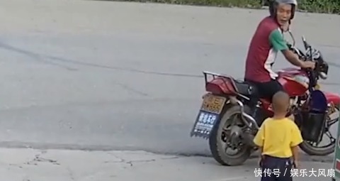 上车|3岁男童车流中独自哭泣,陌生男子一路尾随抱其上车,结局意外!