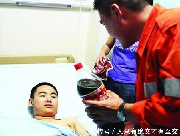  救援人员|当初汶川地震，那个想喝冰可乐的男孩，后因重伤截肢，过得如何