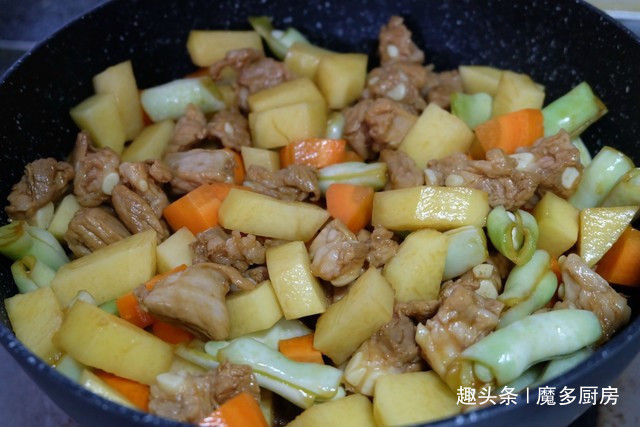  食材|电饭锅只蒸白米饭太浪费，4种食材和大米同煮，有肉有菜香喷喷