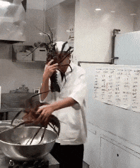 趣图|搞笑GIF趣图:电风吹坏了怎么办?没事!我有我的机智