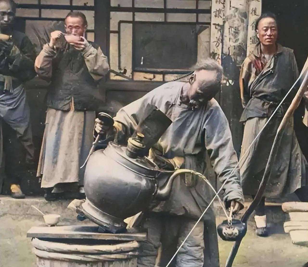 清末照片大揭秘:乡绅拜坟、武官骑马、官员同日娶一妻二妾_【快资讯】